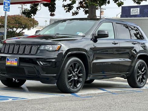 Used 2018 Jeep Grand Cherokee Altitude image 8
