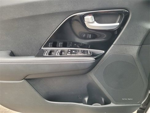 Used 2022 Kia Niro EX image 19