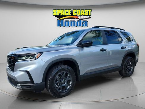 Certified 2025 Honda Pilot TrailSport image 3