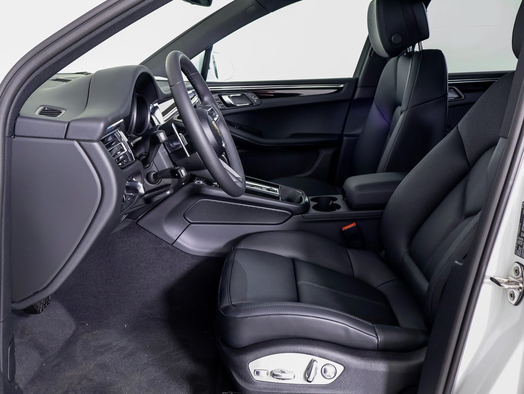 Certified 2025 Porsche Macan AWD/4WD image 5