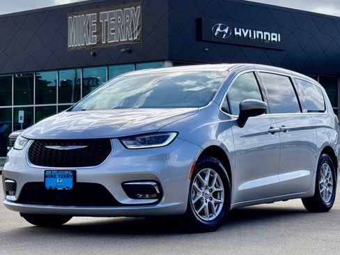 Used 2023 Chrysler Pacifica Touring-L FWD image 1