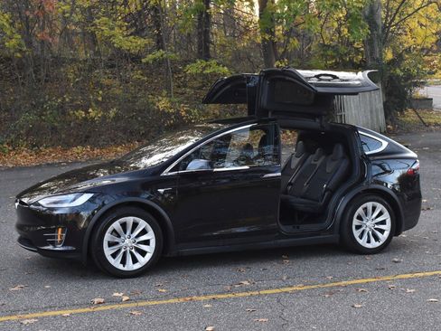 Used 2018 Tesla Model X 75D image 16