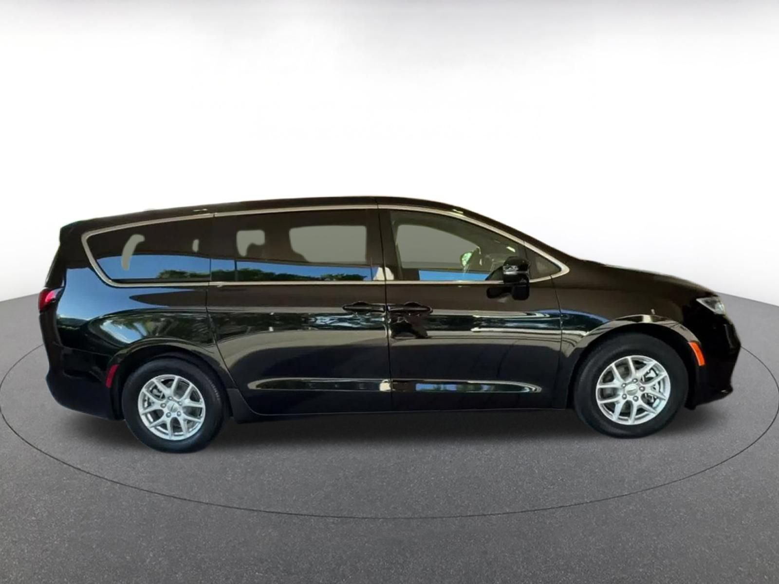 Used 2025 Chrysler Pacifica Select FWD image 15
