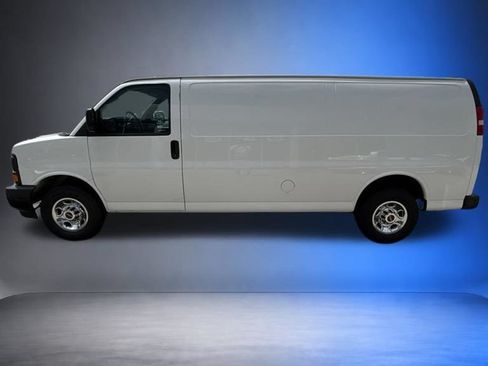 Certified 2017 GMC Savana 2500 Extended RWD image 4