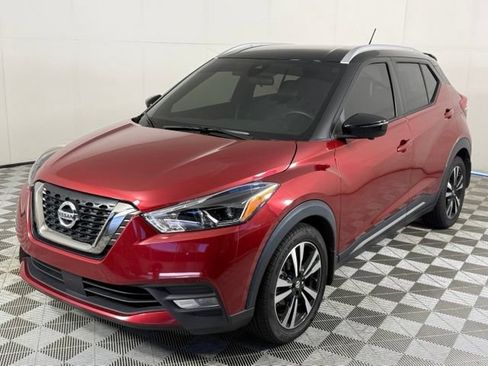 Used 2020 Nissan Kicks SR w/ SR Premium Package FWD image 2