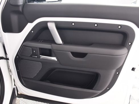 Used 2024 Land Rover Defender 110 X-Dynamic SE image 18