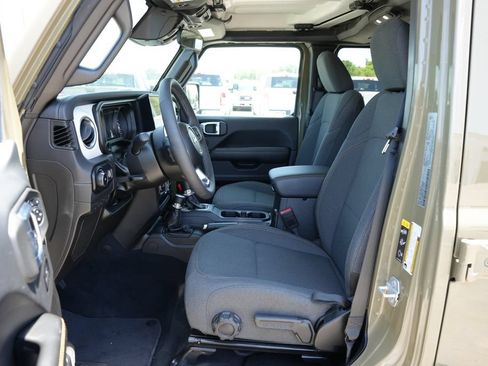 Used 2026 Jeep Wrangler Unlimited Sahara AWD/4WD image 15