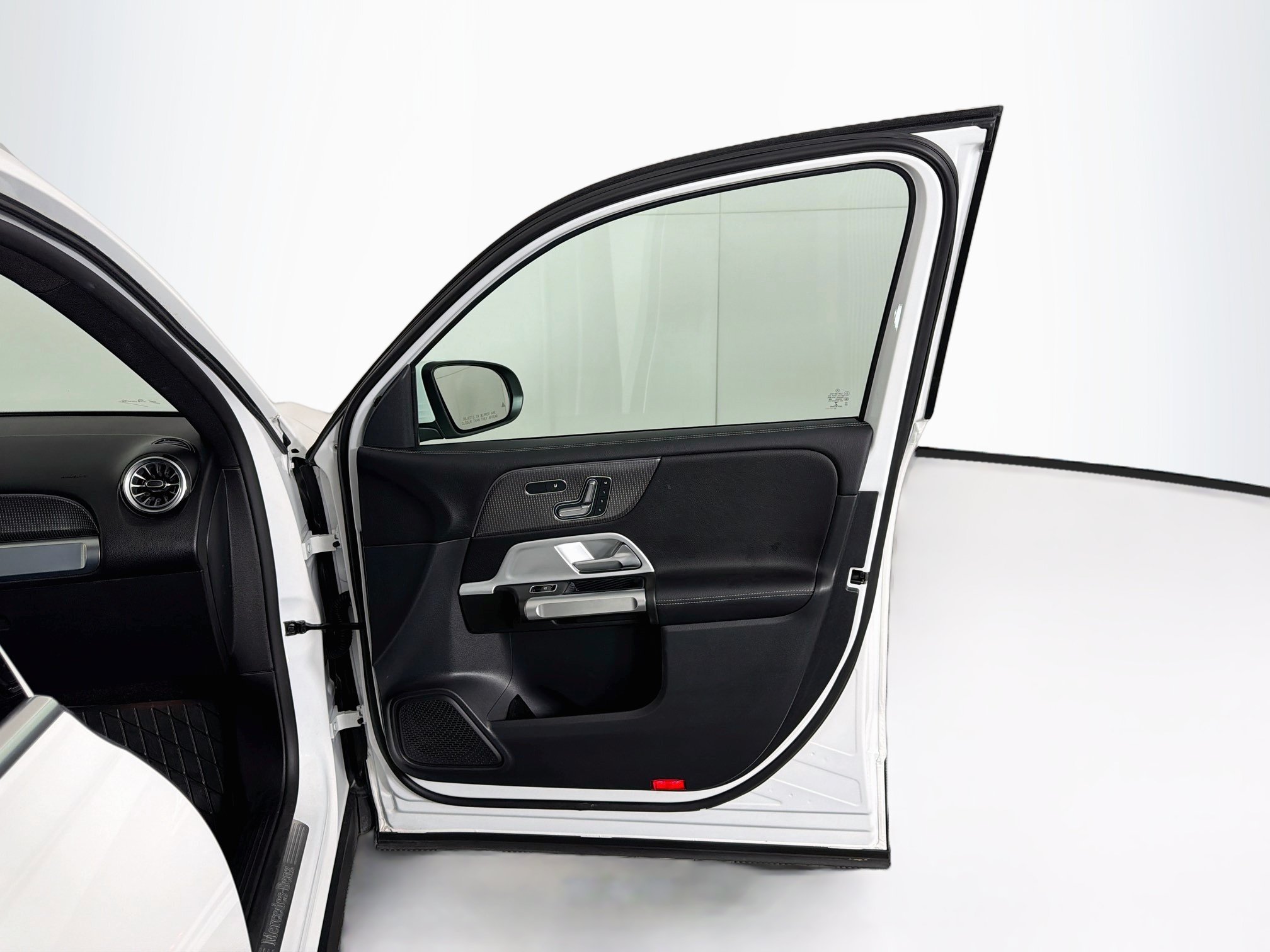 Used 2022 Mercedes-Benz GLB 250 4MATIC image 34