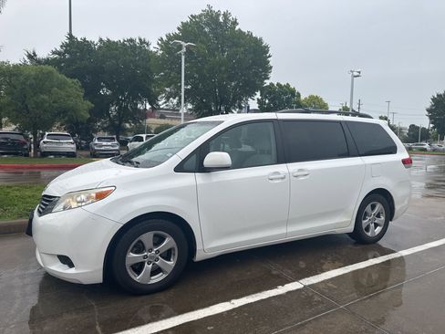 Used 2014 Toyota Sienna LE FWD image 1
