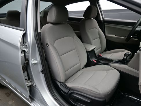 Used 2020 Hyundai Elantra SE FWD image 11