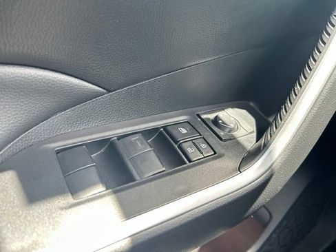 Used 2021 Toyota RAV4 LE AWD/4WD image 17