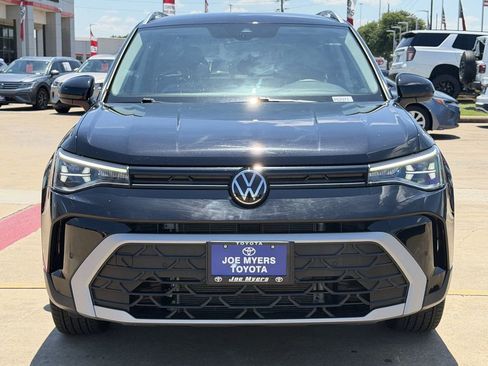 Used 2025 Volkswagen Taos SE FWD image 3