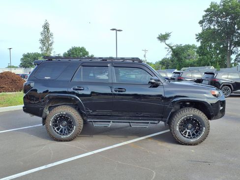 Used 2019 Toyota 4Runner TRD Off-Road Premium AWD/4WD image 2