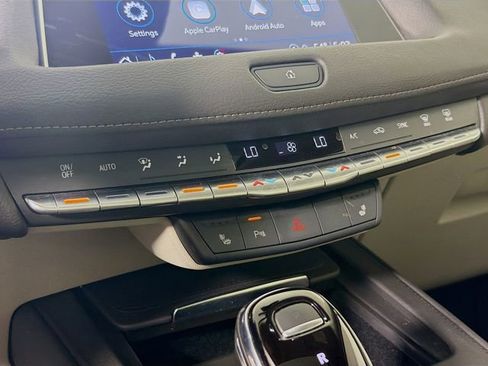 Used 2023 Cadillac XT4 Luxury w/ Cold Weather Package AWD/4WD image 17