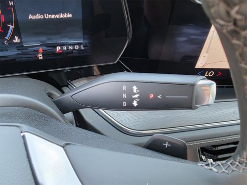 New 2025 Chevrolet Suburban Premier image 24