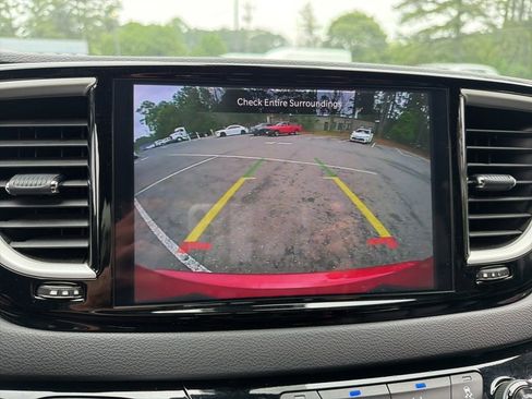 Used 2025 Chrysler Pacifica Select FWD image 11
