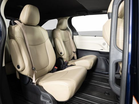 Used 2022 Toyota Sienna XLE image 25