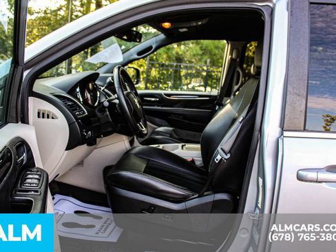 Used 2017 Dodge Grand Caravan SXT FWD image 14