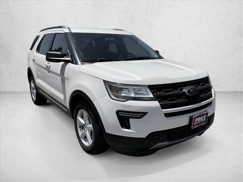 Used 2019 Ford Explorer XLT FWD image 3