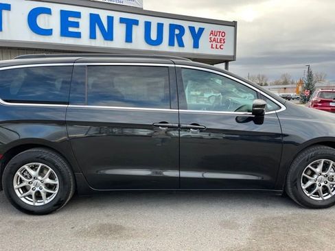 Used 2022 Chrysler Pacifica Touring FWD image 14