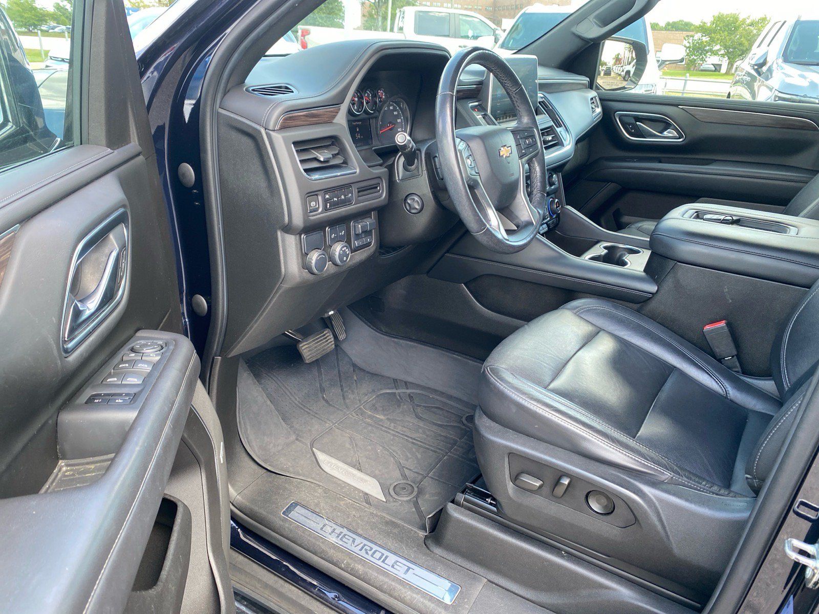 Used 2021 Chevrolet Suburban LT w/ LT Signature Package RWD image 4