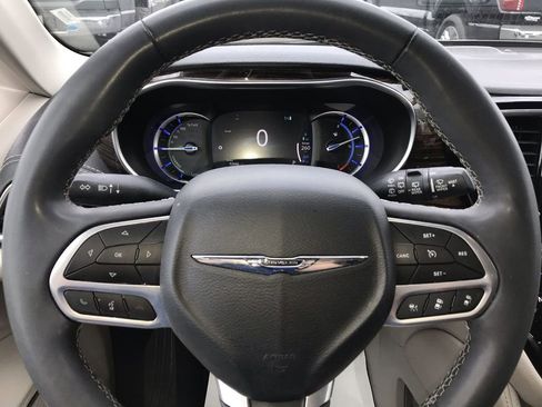 Used 2022 Chrysler Pacifica Limited w/ Uconnect Theater Family Group FWD image 14