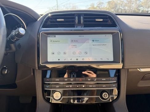 Used 2020 Jaguar F-PACE Prestige image 17