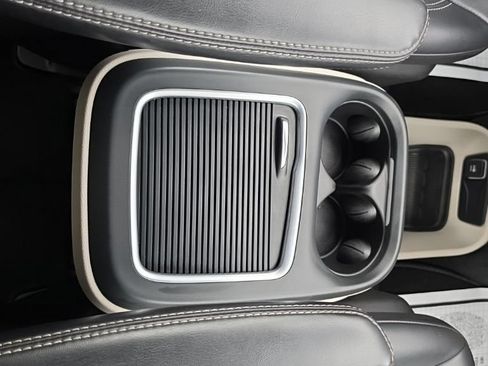 Certified 2023 Chrysler Pacifica Touring-L FWD image 33