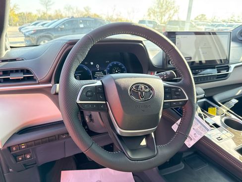 Certified 2025 Toyota Sienna Limited image 11
