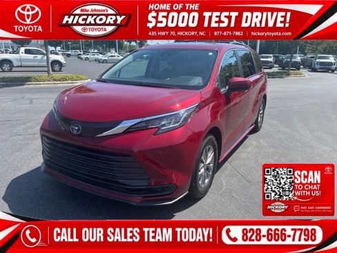 Used 2023 Toyota Sienna LE AWD/4WD image 1