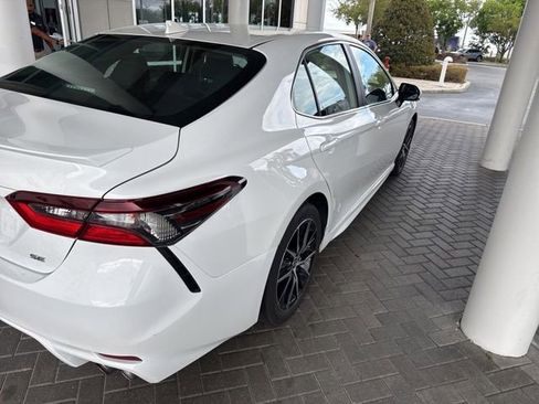 Used 2023 Toyota Camry SE image 5