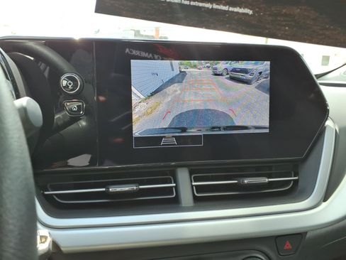 Used 2025 Chevrolet Trax LS FWD image 28