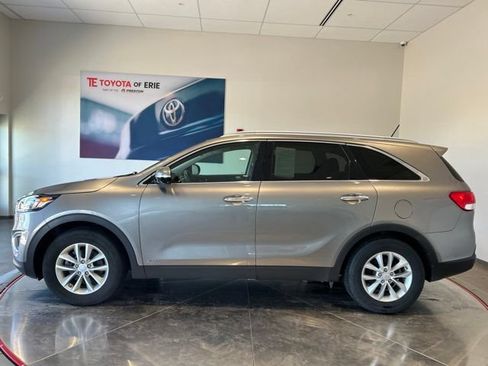 Used 2017 Kia Sorento AWD image 3