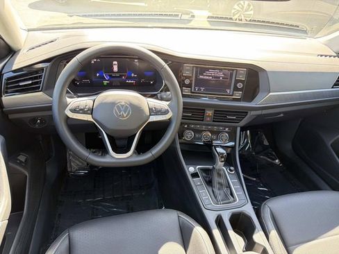 Certified 2024 Volkswagen Jetta SE w/ Panoramic Sunroof Package image 7