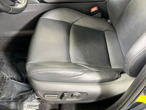 Used 2022 Toyota Venza XLE image 18