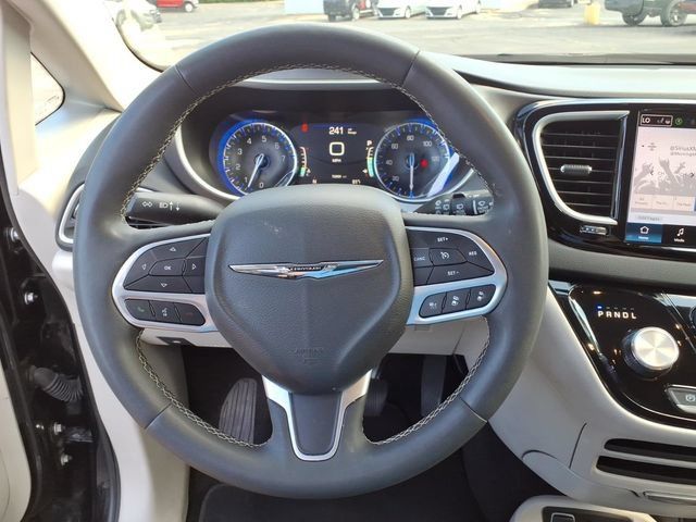 Certified 2024 Chrysler Pacifica Touring-L FWD image 18