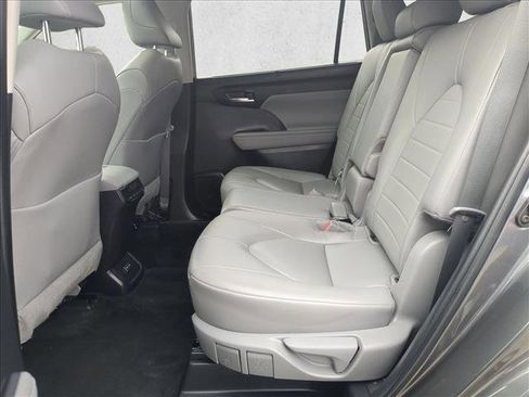 Certified 2023 Toyota Highlander XLE image 18