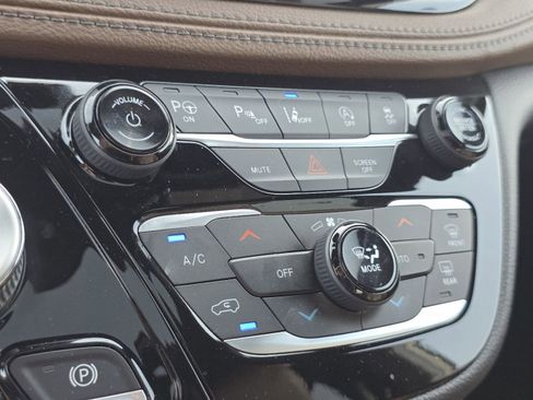 Used 2021 Chrysler Pacifica Limited w/ Uconnect Theater Family Group AWD/4WD image 5