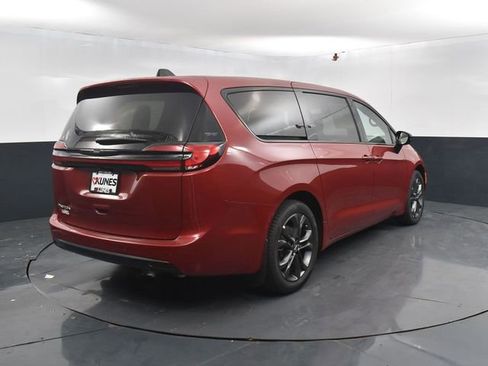 New 2026 Chrysler Pacifica Select image 9