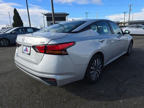 Used 2023 Nissan Altima 2.5 SV image 3