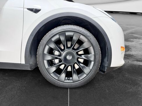 Used 2022 Tesla Model Y Long Range AWD/4WD image 34