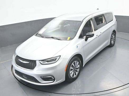 Used 2024 Chrysler Pacifica Select image 52