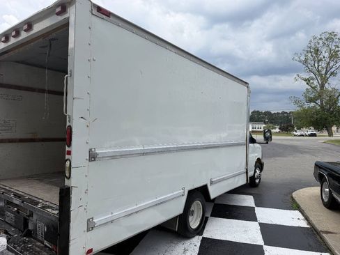 Used 2006 GMC Savana 3500 RWD image 4