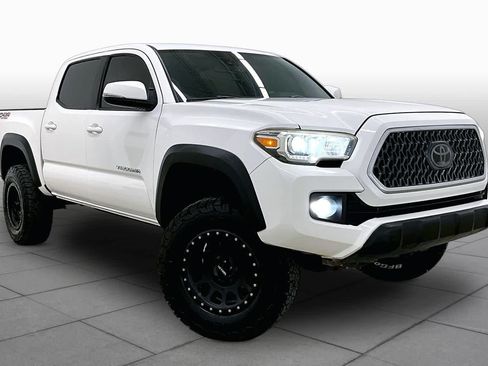 Used 2018 Toyota Tacoma TRD Off-Road AWD/4WD image 3