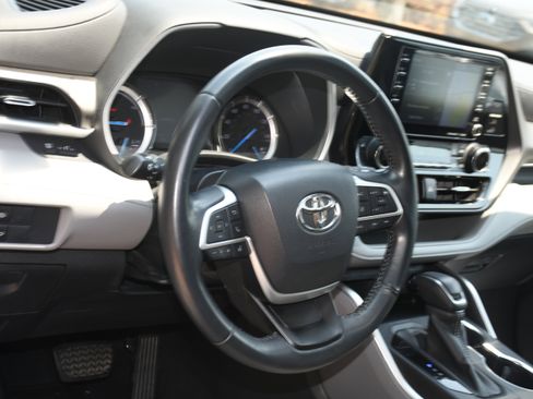 Used 2022 Toyota Highlander XLE FWD image 9