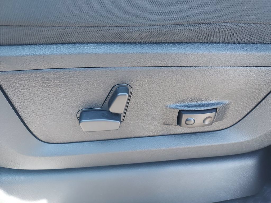New 2026 RAM 3500 Big Horn AWD/4WD image 18