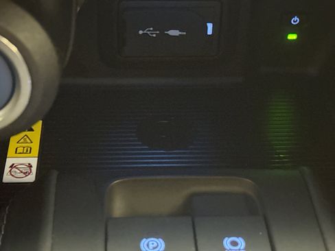 Used 2021 Toyota Venza LE w/ Carpet Mat Package (TMS) image 16