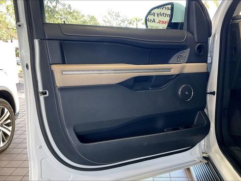 Used 2024 Ford Expedition Limited image 2