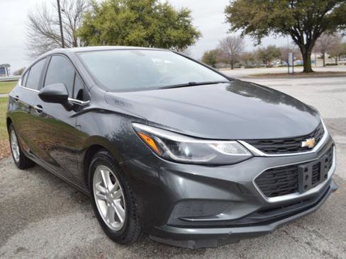 Used 2018 Chevrolet Cruze LT w/ Convenience Package image 2