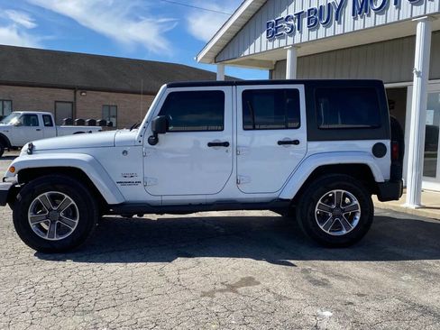 Used 2017 Jeep Wrangler Unlimited Sahara w/ Connectivity Group AWD/4WD image 3